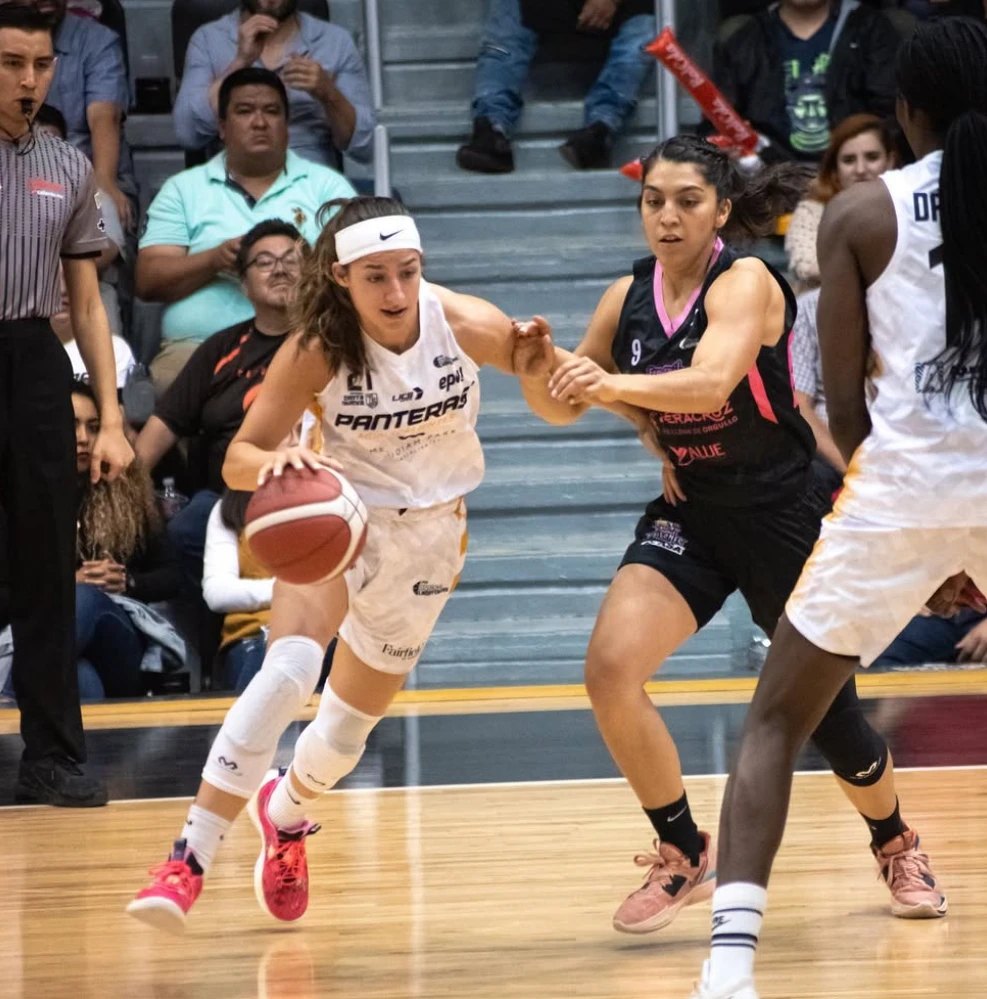 Roxy driving to the basket for Panteras during a professional game